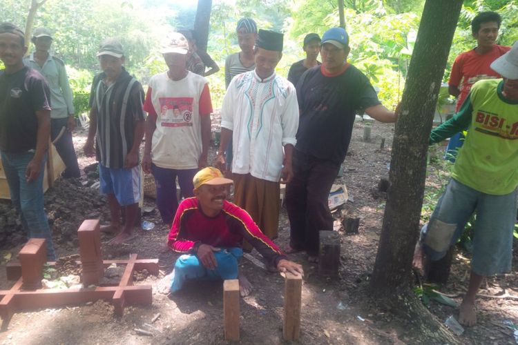 Warga menunjukkan makam bayi yang diduga ditemukan di perut Ganang Yudho Putra Duri (17), di pemakaman Desa Panunggalan, Kecamatan Pulokulon, Kabupaten Grobogan, Jawa Tengah?, Rabu (25/10/2017).
