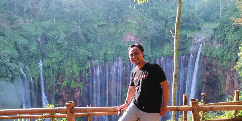 Wisatawan berfoto dengan latar belakang pemandangan Air Terjun Tumpak Sewu di Desa Sidomulyo, Kecamatan Pronojiwo, Kabupaten Lumajang, Jawa Timur, Minggu (9/4/2017). Dinamakan Tumpak Sewu, lantaran disebut-sebut punya seribu aliran air dan bila diartikan dalam bahasa Jawa adalah sewu.