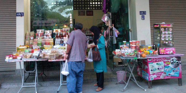 Makanan kering dijual di Halal Street, Chiang Mai.