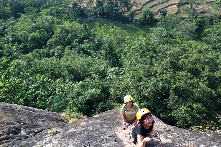 Memanjat tebing Gunung Parang, Purwakarta, menggunakan teknik yang disebut via ferrata atau naik menggunakan tangga baja, Minggu (2/7/2017)(KOMPAS.com / FIKRIA HIDAYAT)