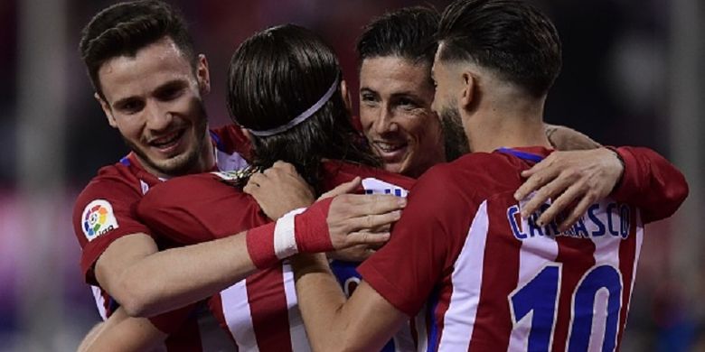 Para pemain Atletico Madrid merayakan gol Filipe Luis ke gawang Real Sociedad pada pertandingan Divisi Primera La Liga Spanyol di Stadion Vicente Calderon, Selasa (4/4/2017).
