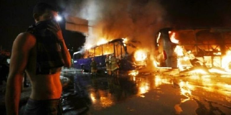 Getty/BBC Bus dan mobil dibakar di jalanan di Rio de Janerio, Brasil, Jumat (28/4/2017) malam atau Kamis (29/4/2017) WIB. 