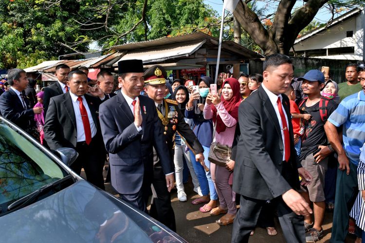 Presiden Joko Widodo harus berjalan kaki saat menuju lokasi peringatan hari ulang tahun ke-72 TNI di Dermaga Indah Kiat, Cilegon, Banten, Kamis (5/10/2017). Sekitar 3 kilometer sebelum tiba di lokasi, iring-iringan Jokowi terjebak macet pa rah.