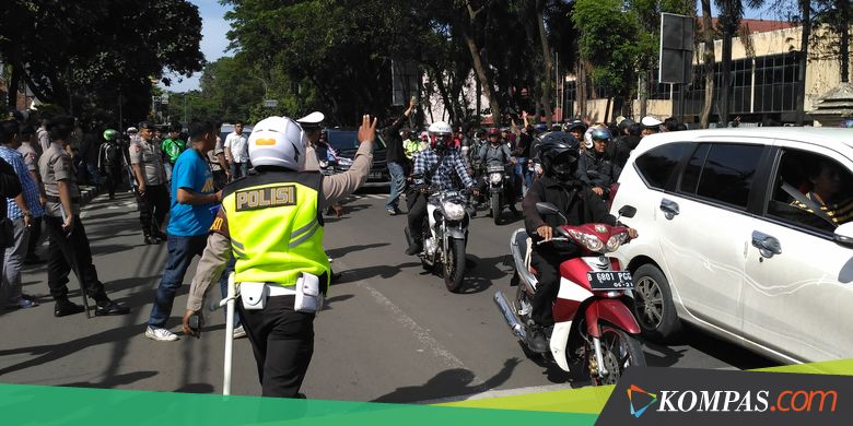 Polisi Bubarkan "Sweeping" Angkot oleh Pengemudi Ojek "Online" di Tangerang