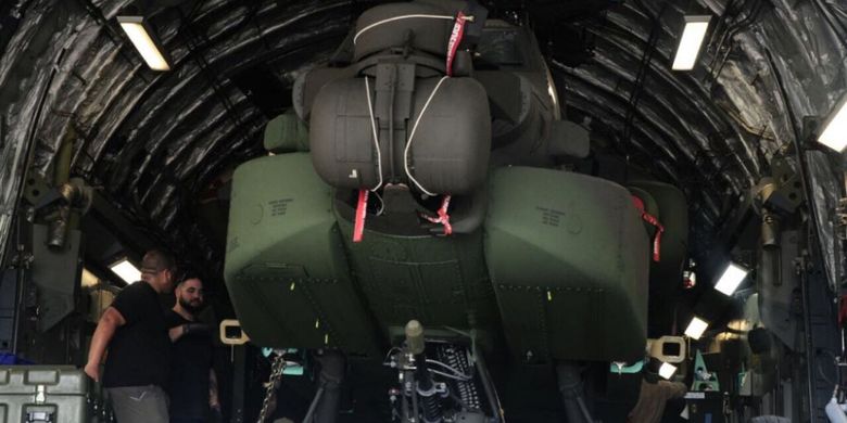 Tiga unit helikopter serang AH-64E Apache buatan Amerika Serikat tiba di Pangkalan Udara Utama TNI AD (Lanumad) Ahmad Yani, Semarang, Senin (18/12/2017).(Dok. Pusat Penerbangan Angkatan Darat (Puspenerbad).)