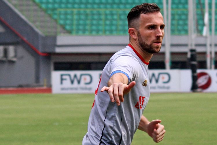 Pesepak bola Bhayangkara FC Ilija Spasojevic menjalani latihan persiapan laga pertandingan Gojek Traveloka Liga 1, Bhayangkara FC melawan Persela Lamongan, di Stadion Patriot Candrabhaga, Bekasi, Jawa Barat, Kamis (26/10/2017). Pesepak bola Bhayangkara FC Ilija Spasojevic asal Montenegro tersebut telah resmi melalui proses naturalisasi dan sudah menjadi Warga Negara Indonesia (WNI).