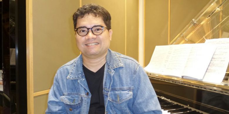 Ananda Sukarlan (48) pada peluncuran CD berjudul Love & Variations di The Grand Signature, Plaza Indonesia, Thamrin, Jakarta Pusat, Minggu (19/3/2017).(KOMPAS.com/TRI SUSANTO SETIAWAN)