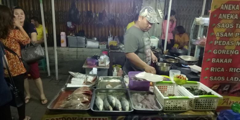 Penjual seafood-seafood segar kerap dijumpai di Pasar Semawis.(KOMPAS.COM / MUHAMMAD IRZAL ADIAKURNIA)