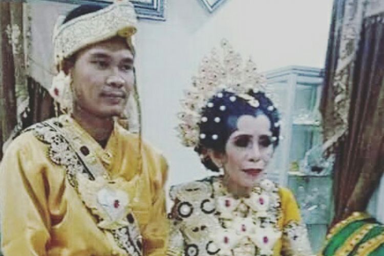 Wanita Usia 55 Tahun dengan Pemuda 24 Tahun