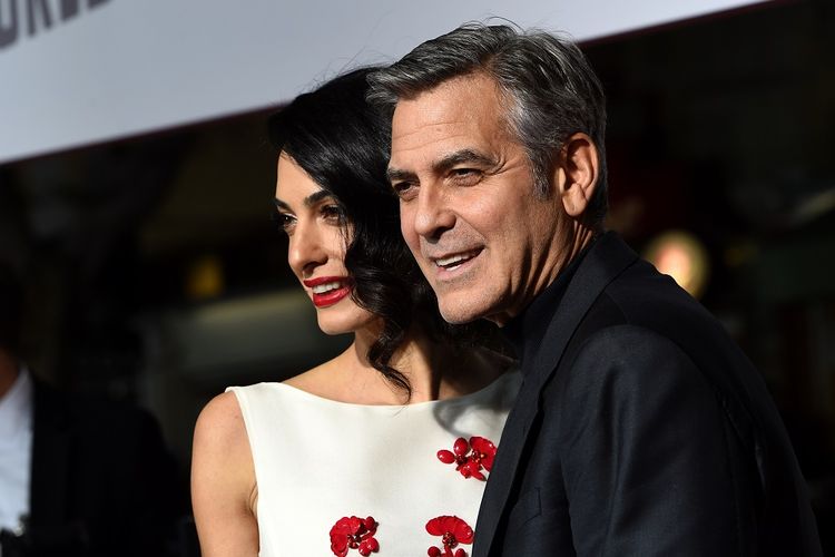 Pasangan George dan Amal Clooney mengadakan sebuah acara di Regency Village Theatre, Westwood, California, pada 1 Februari 2016.