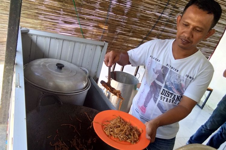 Fajri, sedang memasak mi udang di Droyal Coffee, Kota Lhokseumawe, Aceh, Kamis (14/12/2017).(KOMPAS.com/MASRIADI)