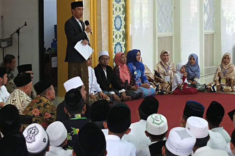 Presiden Joko Widodo memberikan sambutan di Pondok Pesantren Nurul Islam, Kelurahan Antirogo, Sumbersari, Jember, Jawa Timur, Sabtu (12/8/2017). Dalam pidatonya di hadapan kiai dan santri, Presiden Jokowi mengingatkan perlunya menjaga kerukunan antar warga bangsa di Indonesia di tengah keberagaman. ANTARA FOTO/HO/Agung/sen/Spt/17.