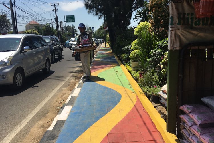 Jalur pedestrian di Jalan Veteran Kota Bekasi dibuat dengan konsep yang berbeda, agar masyarakat lebih tergugah untuk berjalan kaki, Senin (28/8/2017).