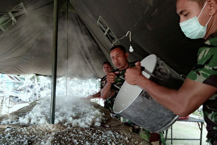 Tentara yang menyiapkan makanan di pengungsian Gor Swecapura Klungkung Bali
