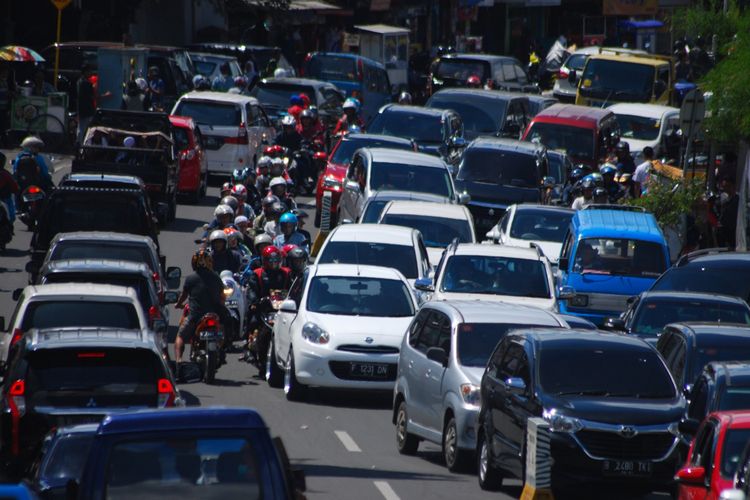 Antrian kendaraan terjadi di Jalan Raya Puncak, tepatnya di kawasan Cisarua, Bogor, Jawa Barat, Minggu (31/12/2017).