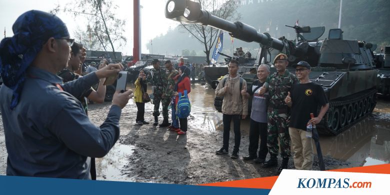 Antusiasme Warga Berfoto bersama Kendaraan Tempur Saat HUT ke-72 TNI