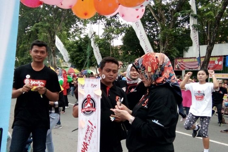 Aksi bagi-bagi balon serta selebaran untuk mengkampanyekan peduli HIV/AIDS di acara Car Free Day di jalan R Suprapto Purwodadi, Grobogan, Jawa Tengah, Minggu (3/12/2017) pagi.
