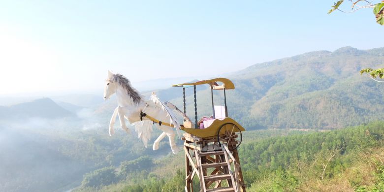 Salah satu anjungan, berbentuk kereta pegasus di Bukit Panguk, Yogyakarta.