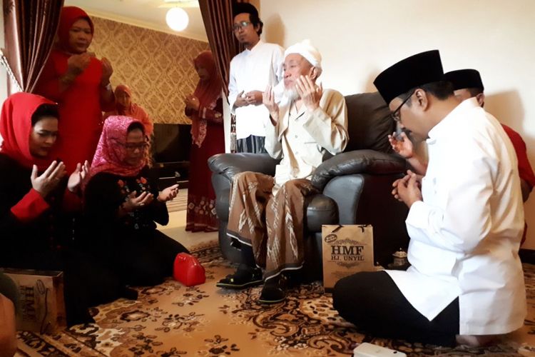 Pengasuh Pondok Pesantren Nurul Kholil Bangkalan, KH Zubair Muntasor, mendoakan pasangan Gus Ipul - Puti Soekarno, Sabtu (201/2018).
