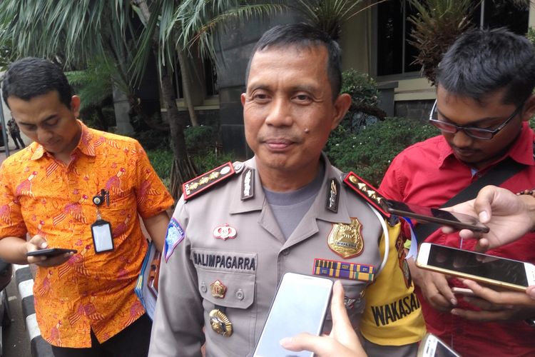 Polisi Desak Anies-Sandi Menyadari kalau Trotoar dan Jalan Raya itu Bukan Tempat PKL Polisi Desak Anies-Sandi Menyadari kalau Trotoar dan Jalan Raya itu Bukan Tempat PKL