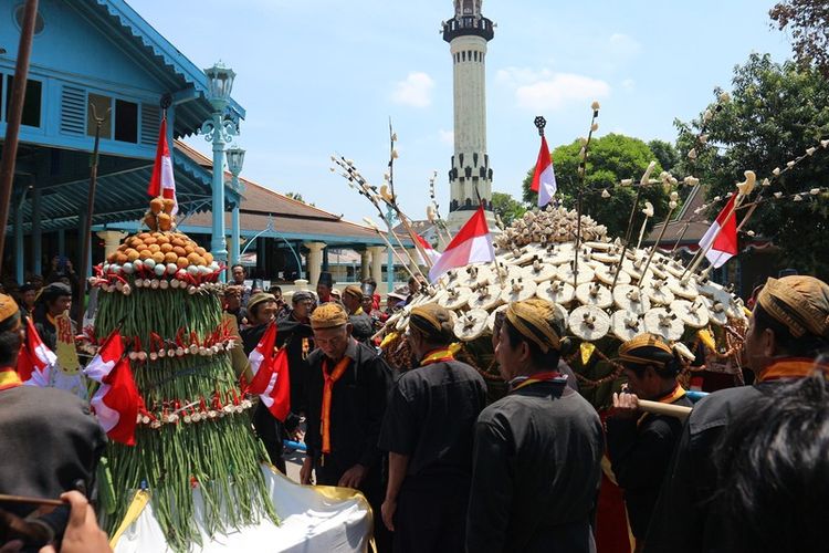 Grebeg besar diselenggarakan oleh Keraton Surakarta Hadiningrat.