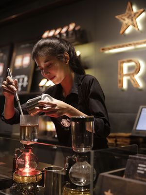 Menyeduh kopi dengan siphon di Starbucks Reserve(starbucks)