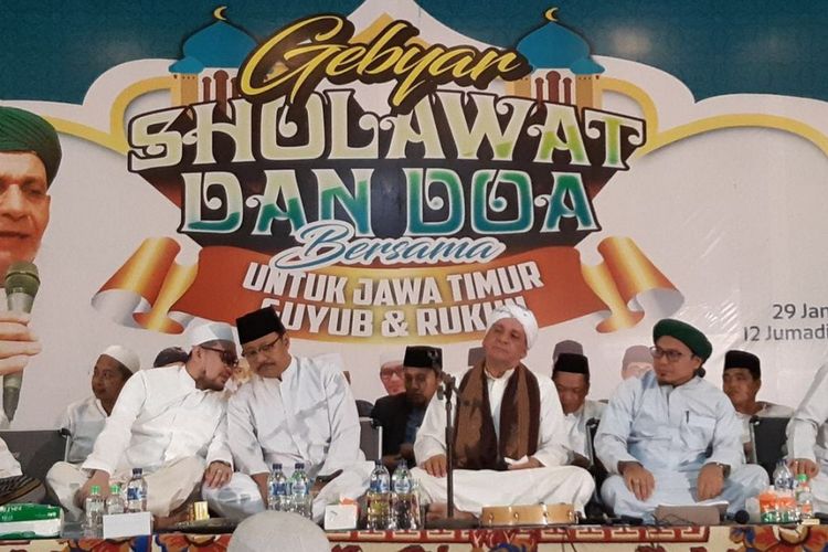 Gus Ipul, calon Gubernur Jawa Timur dalam kesempatan Gebyar Sholawat dan Doa bersama untuk Jawa Timur Guyub dan Rukun di Surabaya. 