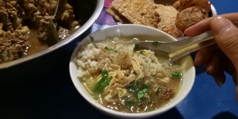 Soto Semarang dengan ciri mangkuk kecil dan kuah putih bening ini berjualan di Pasar Semawis, Jumat (16/6/2017).