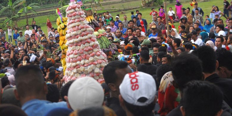 Dalam Hitungan Menit, Tiga Gunungan Haul Ki Ageng Joko Tarub Ludes! Dalam Hitungan Menit, Tiga Gunungan Haul Ki Ageng Joko Tarub Ludes! video viral info traveling info teknologi info seks info properti info kuliner info kesehatan foto viral berita ekonomi