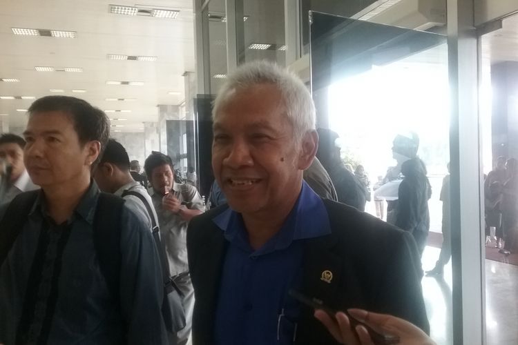 Wakil Ketua DPR RI Agus Hermanto, mengevakuasi diri di lobi Nusantara III Gedung DPR RI, saat terjadi kebakaran di lantai 2, Jakarta, Selasa (14/11/2017).