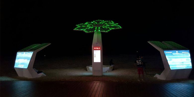 Lampu LED Smart Palm di Dubai yang menyala di malam hari.(Designboom)