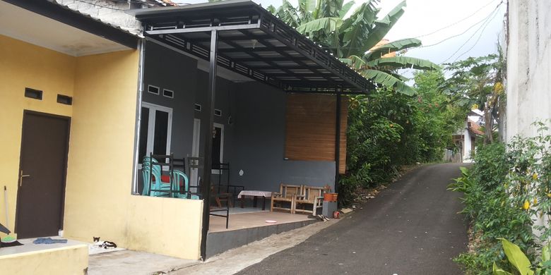 Akses jalan menuju sebuah rumah seharga Rp 350 juta yang berlokasi di Gang Muara 1, Jalan Muara, Tanjung Barat, Jagakarsa, Jakarta Selatan. Tampak jalan masih dapat dilalui sebuah mobil. Foto diambil pada Jumat (31/3/2017)