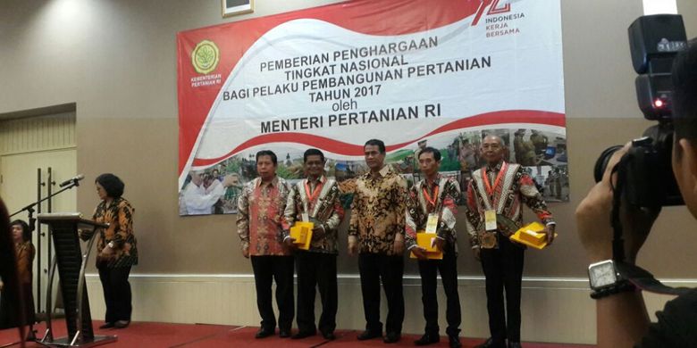 Menteri Pertanian Andi Amran Sulaeman memberikan penghargaan tingkat nasional bagi pelaku pembangunan pertanian 2017 di Swiss-Belresidences di Kalibata, Jakarta Selsatan, pada Selasa (15/08/2017)