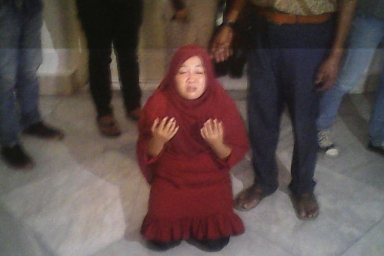 Yusniar bersujud syukur dan memanjatkan doa setelah divonis bebas oleh majelis hakim di Pengadilan Negeri Makassar, Selasa (11/4/2017)