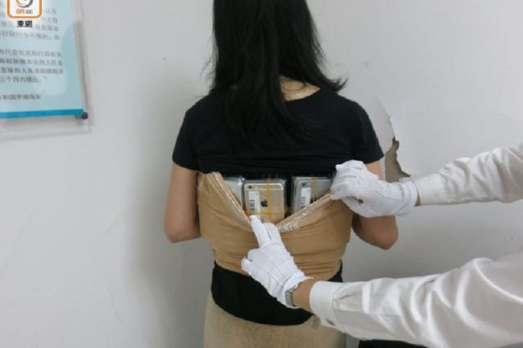 Seorang wanita menyelundupkan 102 iPhone dan 15 jam tangan bermerek Tissot dari Hongkong menuju China daratan dan tertangkap petugas Bea dan Cuka di perbatasan Shenzhen.