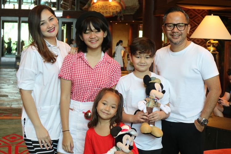 Mona Ratuliu dan keluarga saat berlibur di Hong Kong Disneyland Resort Disney Explorers Lodge, Hong Kong (14/10/2017).(KOMPAS.com/ Bestari Kumala Dewi)
