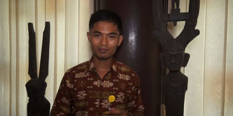 Filemon Soalisokhi Hulu, petugas pemandu di dalam ruang pameran saat menyampaikan informasi terkait Patung Siraha Horo kepada pengunjung di Museum Pusaka Nias.