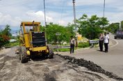 Warga dan Polisi Perbaiki Jalan yang Sudah Belasan Tahun Rusak