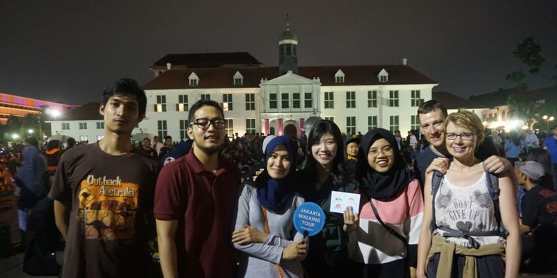 Para peserta night walking tour di Kota Tua, Jakarta.(Dok. Jakarta Good Guide)