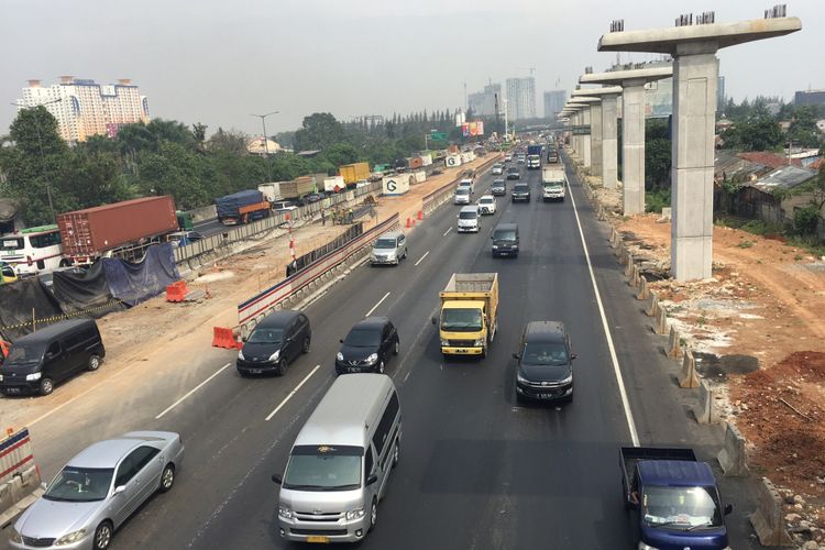 Arus lalu lintas di Tol Jakarta-Cikampek, Selasa (29/8/2017). 