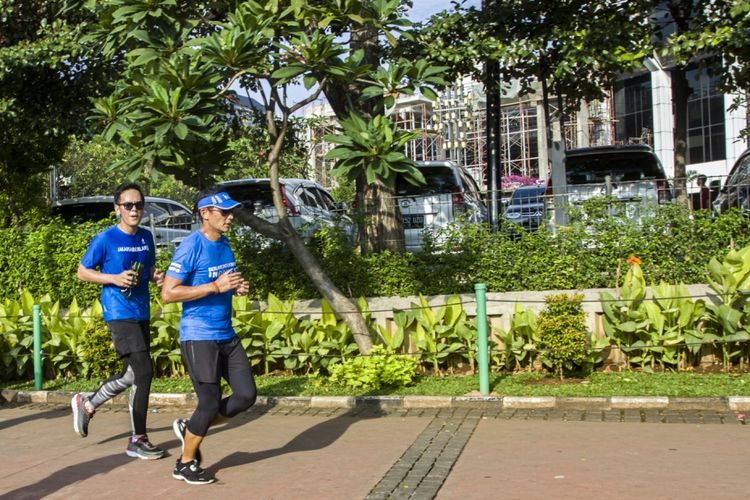 Wakil Gubernur DKI Jakarta Sandiaga Uno (kanan) berlari menuju Balai Kota, di Jakarta, Jumat (20/10/2017). Pada hari keempat setelah pelantikan, Sandiaga Uno memulai kegiatan dengan berlari dari kediamannya di Selong, Kebayoran Baru, Jakarta, menuju Balai Kota.
