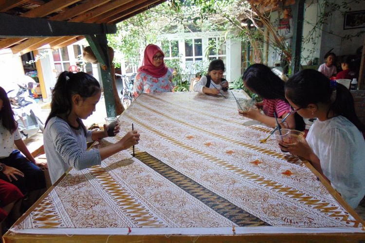 Sejumlah desainer cilik tengah membuat batik di Sanggar Batik Tulis Andhaka, Batu, Jawa Timur, awal Desember 2017. (KOMPAS.com/Reni Susanti)
