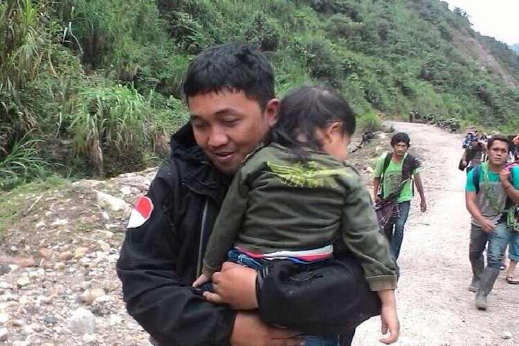 Warga yang diisolasi oleh kelompok kriminal bersenjata dievakuasi dari Kampung Kimberly, Kampung Banti, menuju Tembagapura, dengan pengawalan ketat personel TNI dan Polri pada Jumat (17/11/2017) sekitar pukul 11.00 WIT.
