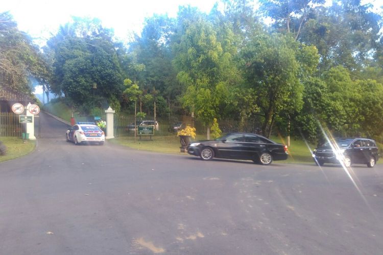 Rombongan mantan Presiden Amerika Serikat Barack Obama tiba di Candi Borobudur lewat pintu khusus, Rabu (28/6/2017) sore.