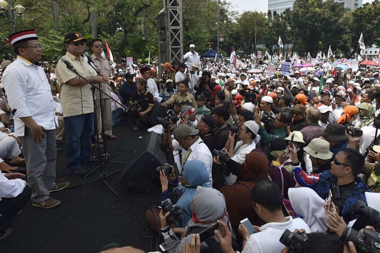 Ketua Umum sekaligus Ketua Dewan Pembina Partai Gerindra Prabowo Subianto (kedua kiri) bersama Presiden Partai Keadilan Sejahtera Sohibul Iman (kiri) menyampaikan orasi dalam Aksi Bela Rohingya 169 di Monumen Patung Kuda, Jakarta, Sabtu (16/9/2017). Aksi dari Crisis Center for Rohingya PKS bersama ormas-ormas Islam tersebut menyuarakan dihentikannya kekerasan dan dikembalikannya hak kewarganegaraan etnis Rohingya