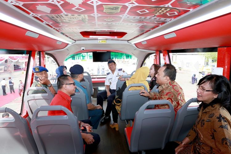 Wali Kota Semarang Hendrar Prihadi meresmikan bus tingkat pariwisata yang akan melayani warga kota maupun wisatawan dengan cuma-cuma, Senin (2/10/2017)