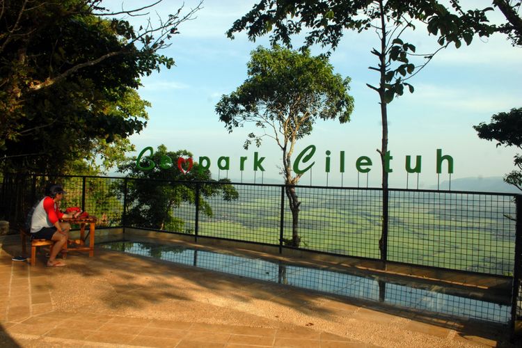 Wisatawan beristirahat di salah satu obyek wisata Geopark Ciletuh Palabuhanratu di Puncak Panenjoan, Tamanjaya, Kecamatan Ciemas, Sukabum, Jawa Barat, Sabtu (22/4/2017). 