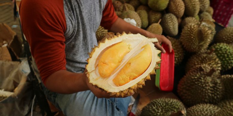 M   eskipun kecil, durian hasilsilangan durian lay Kalimantan, dengan durian Rancamaya, Bogor menghasilkan rasa yang manis danwarna yang indah.