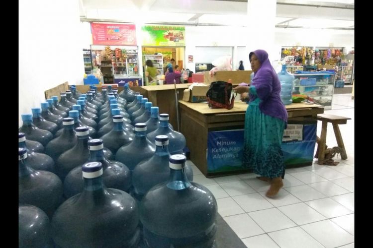 Ibu Sri setiap hari berjualan air galon di Rusun Rawa Bebek.