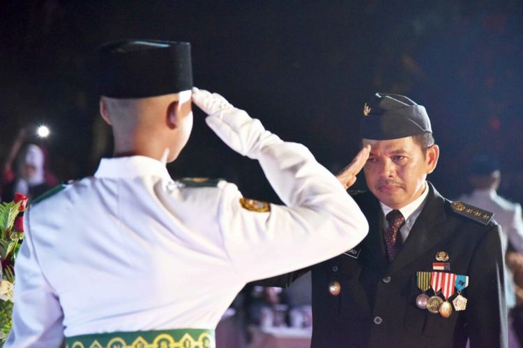 Upacara Militer dipadukan dengan Upacara Tradisi pengukuhan Paskibraka Purwakarta dan penyerahan Bendera Pusaka Merah Putih Kabupaten Purwakarta pada Senin (14/8/2017) malam.